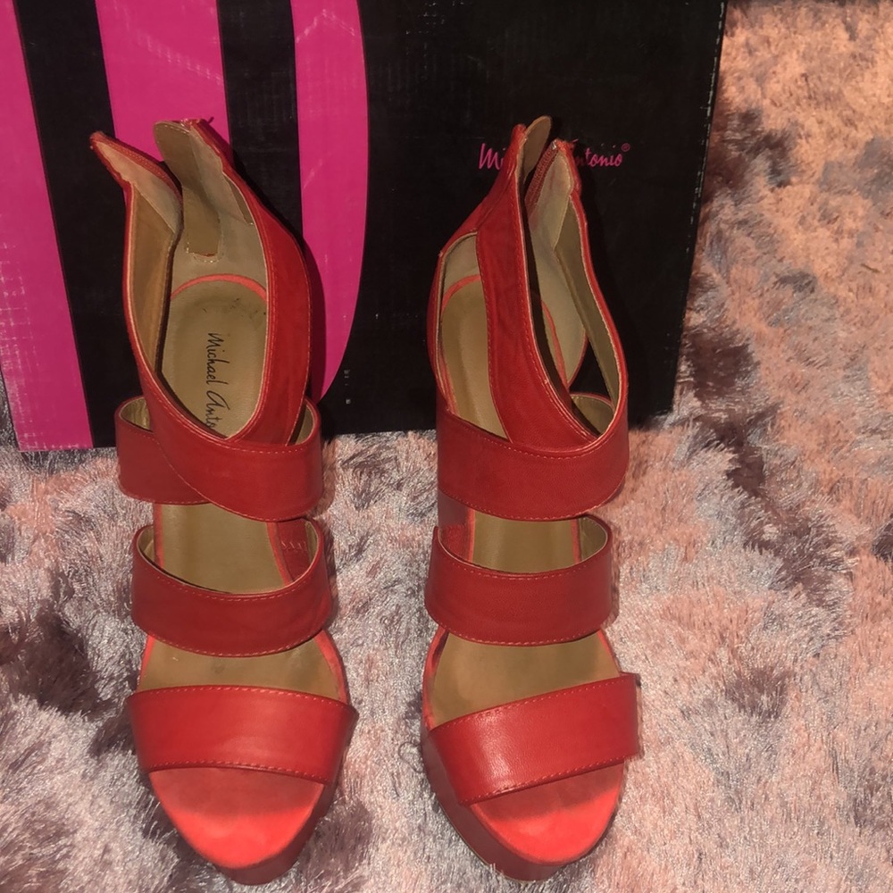 Red platforms - Picture 2 of 3